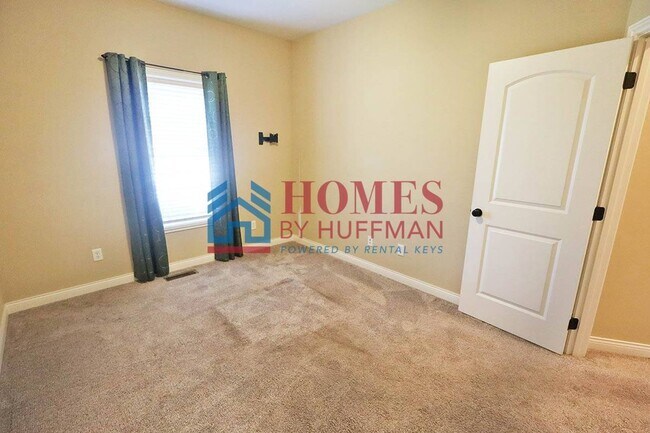 Building Photo - Three Bedroom | Two Bathroom | Newburgh