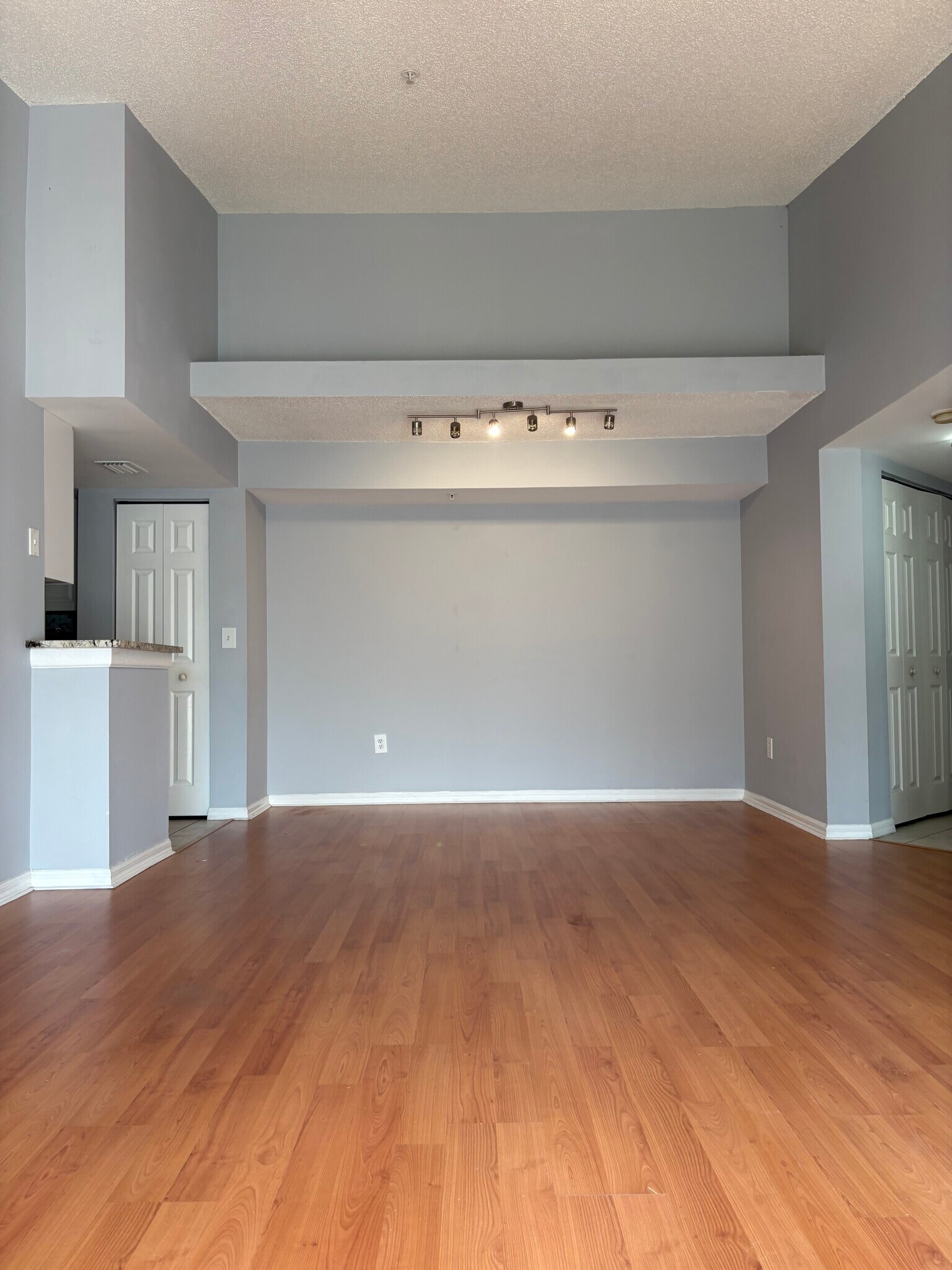 Building Photo - 900 Crestwood Ct S