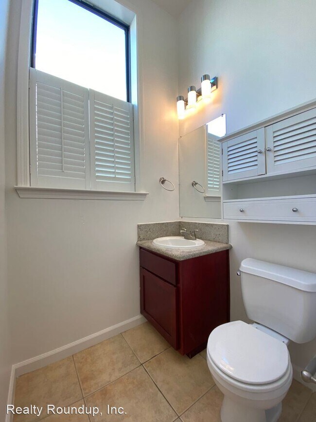 Building Photo - 2 br, 2.5 bath House - 142 4th St