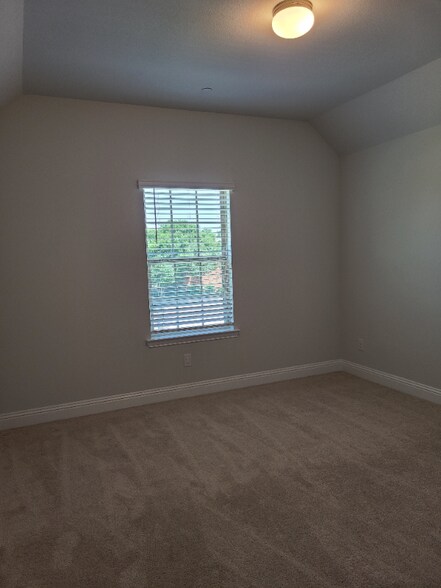 Building Photo - 6820 Meadow Crest Dr