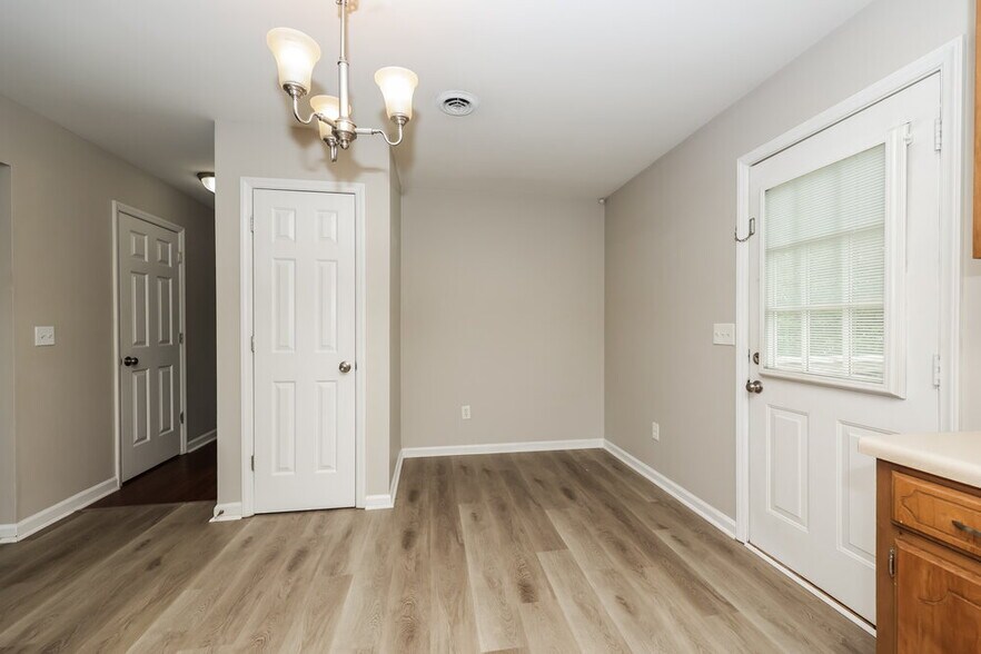 Building Photo - 2906 Kedzie Dr