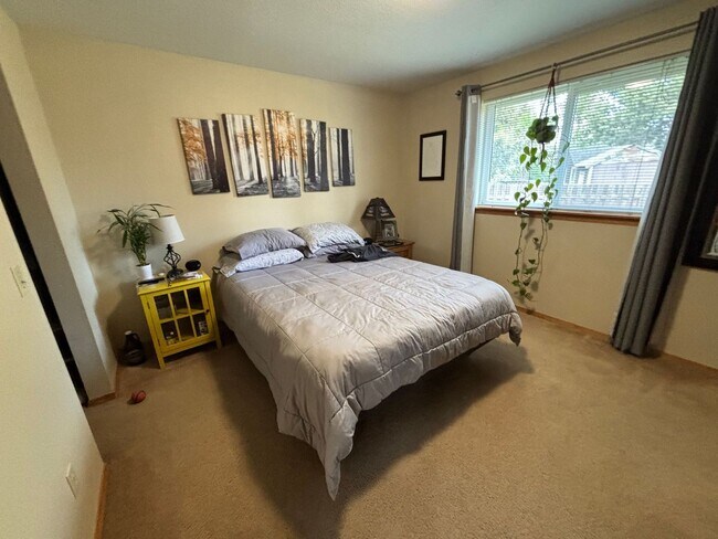 Building Photo - Spacious 3BR/2BA Home in Bend with Vaulted...
