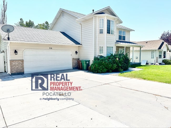 Building Photo - 5 Bedroom 3.5 Bath House - Pet Friendly