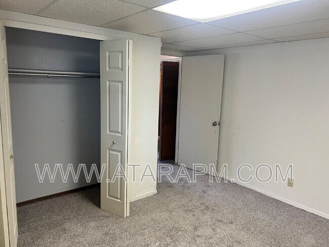 Building Photo - 270 Country Club Dr