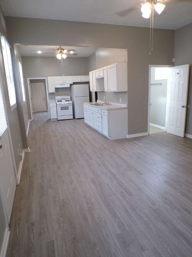 Building Photo - 2 bedroom, 1 bathroom house in Russell neighborhood