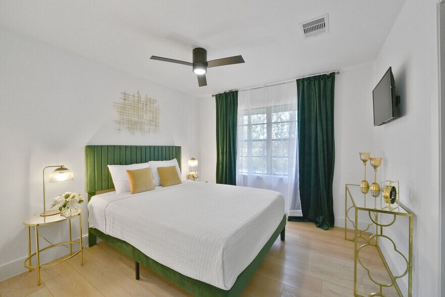 Building Photo - 5122 Hialeah Dr