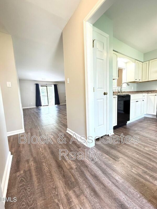 Building Photo - 6400 Meadow View Dr