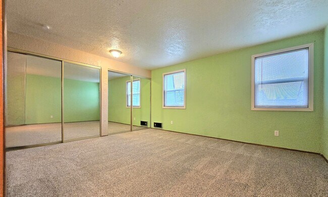 Building Photo - 2 Bedroom Home Available Now in Everett