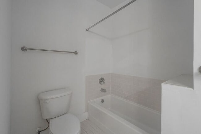 Building Photo - Wonderful 2bd/2bth uptown condo! lots of space in a beautiful building