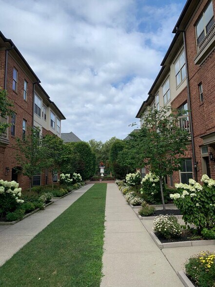 well kept yards - 33 W Lincoln St
