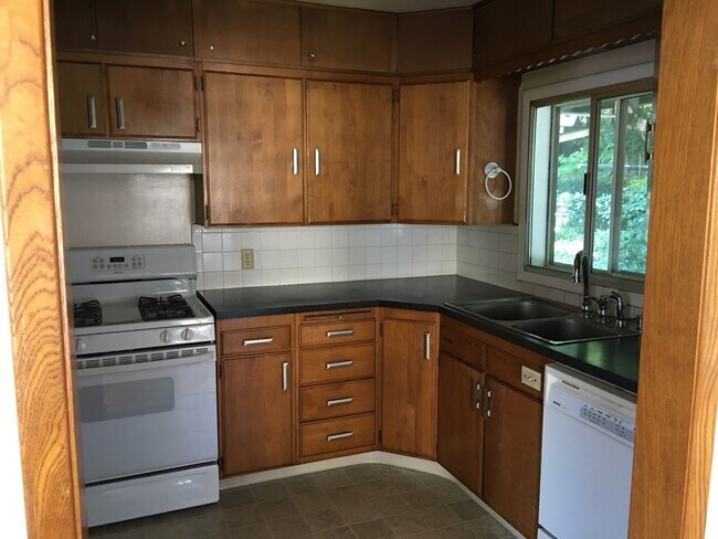 Building Photo - Charming 2 Bedroom 2 bath home with finish...