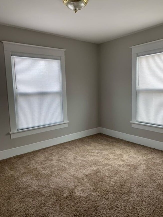 Building Photo - Charming 2-bedroom House Available with fe...