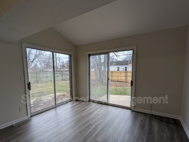 Building Photo - 924 E Washington Center Rd