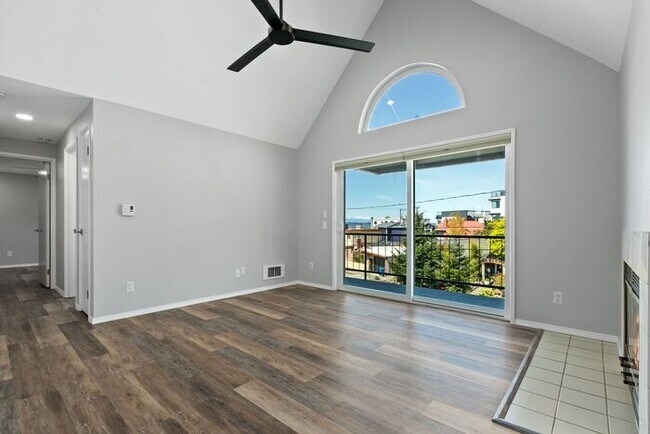 Building Photo - Beautifully Remodeled Top Floor Alki Condo with Views!