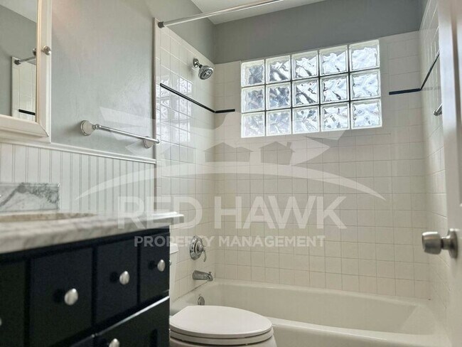 Building Photo - 909 W 17th Pl