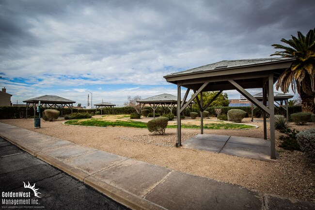 Building Photo - Spacious and Maintained 2Bdm 1.5Ba Townhome in Henderson.