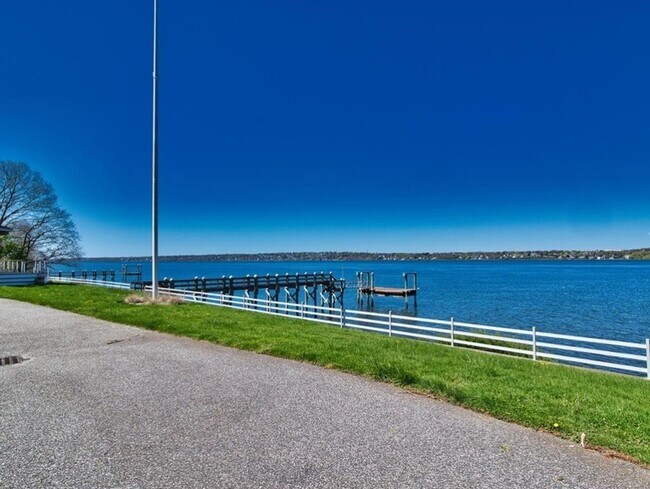 Building Photo - 149 Nanaquaket Rd