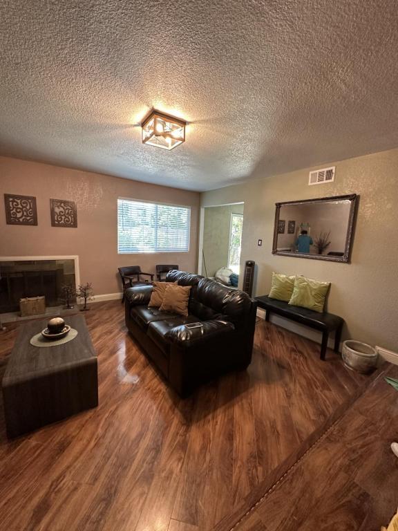 Building Photo - 6601 Lindbrook Way