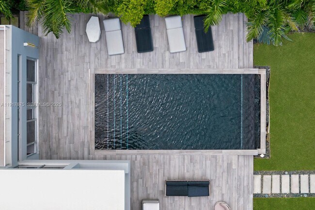 Building Photo - 1379 N Venetian Way