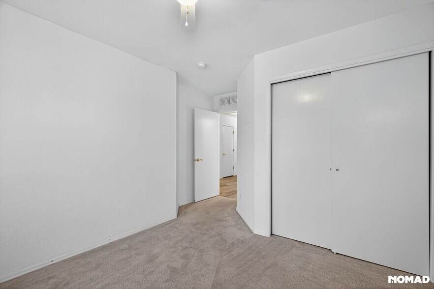 Building Photo - 4660 S Valley Rd