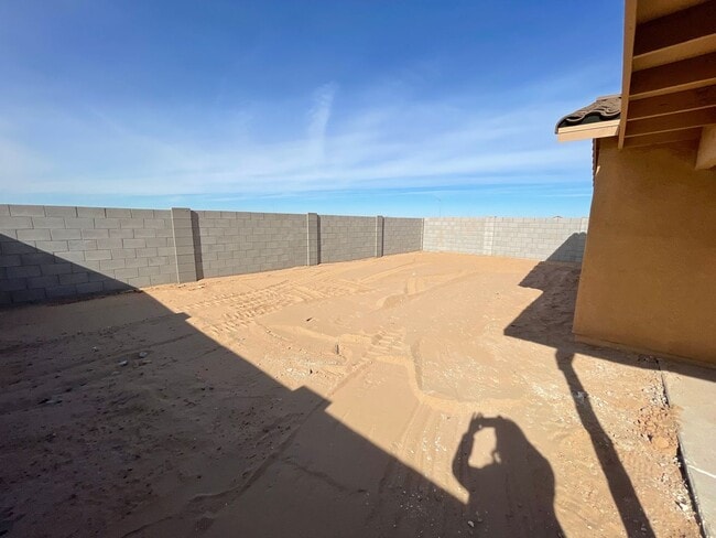 Building Photo - NEARLY NEW Home in the Desired Desert Sands Subdivision!