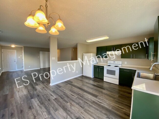 Building Photo - Stunning 3 Bedroom 2 Bath Home in Franklin Township!