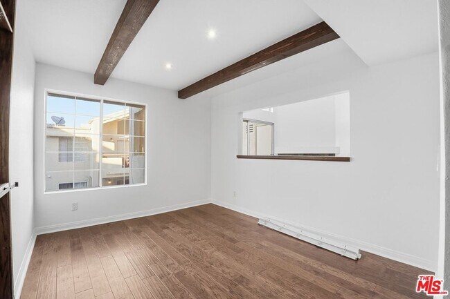 Building Photo - 5530 Owensmouth Ave