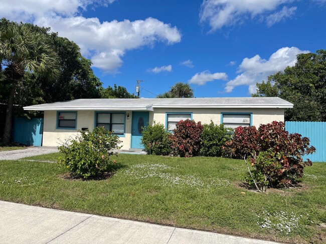 Building Photo - 1650 W 12th Ct