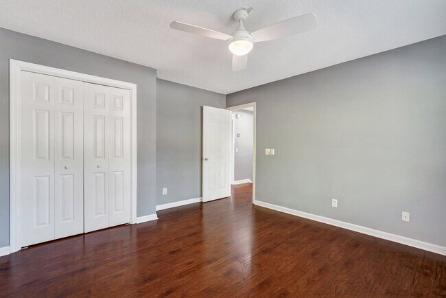 Building Photo - Richmond Hill Beauty: 4-Bedroom Home with Stunning Lagoon Views!