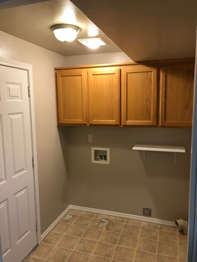 Building Photo - 601 NE Sandstone Ct