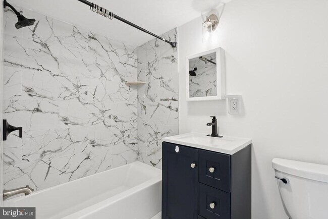 Building Photo - 746 Pine St