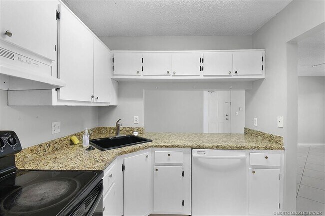Building Photo - 1008 Green Pine Blvd