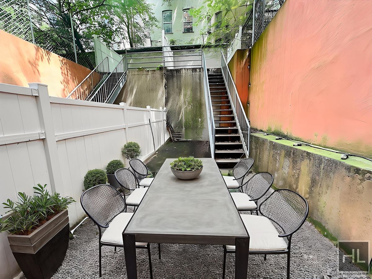 Building Photo - Luxury 1 Bedroom Duplex with Private Outdo...