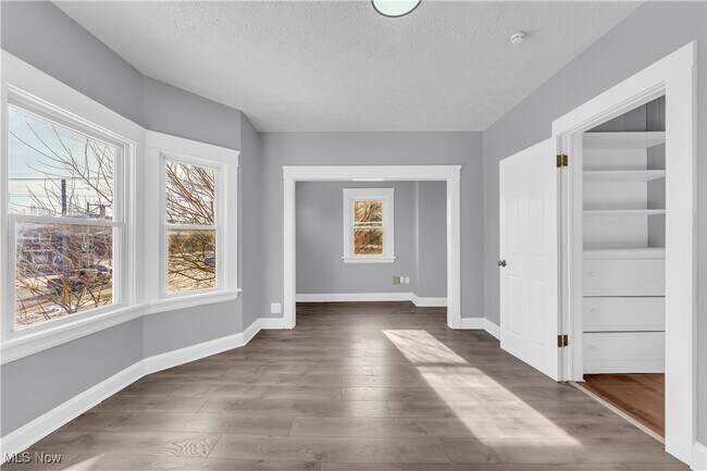 Building Photo - 3138 W 101st St