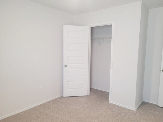 Building Photo - "Like New" 1-story | 4 bedroom | 2 bath home on quiet cul-de-sac with no neighbors behind in tran...