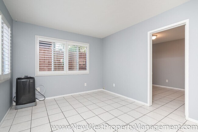 Building Photo - Charming Golden Hill 1-Bedroom, Available Now!