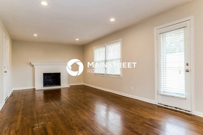 Building Photo - 3 Bedroom Pet-Friendly Home in KANSAS CITY, MO with Main Street Renewal