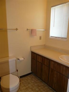 Building Photo - 18 Castlecrest Dr