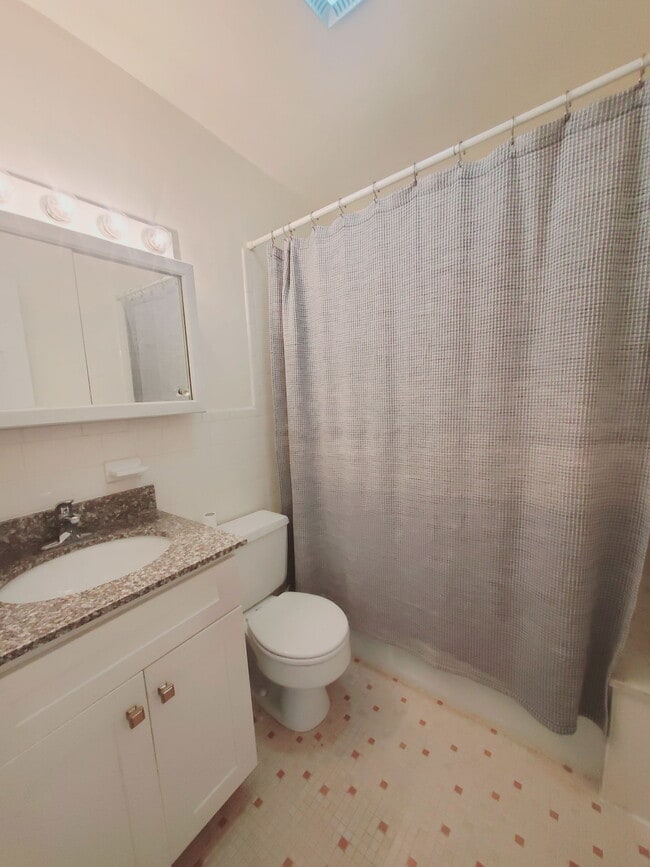 Building Photo - 27 Oak St