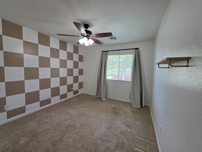 Building Photo - *** MOVE IN SPECIAL - $500.00 OFF FIRST MONTHS RENT***