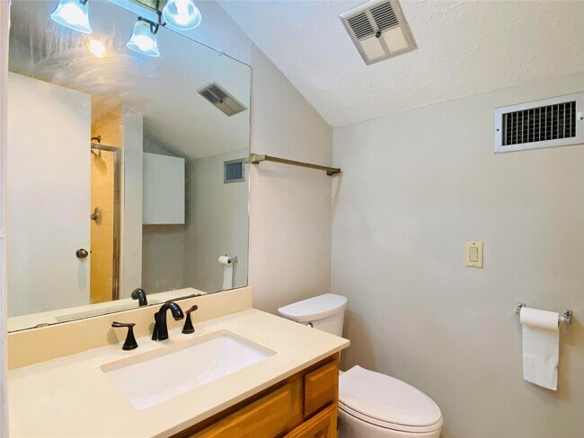 Building Photo - 2001 Highland Hills Dr