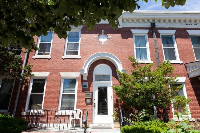 Building Photo - NO BROKER FEE | Renovated 1 Bed on Beacon St | Brookline