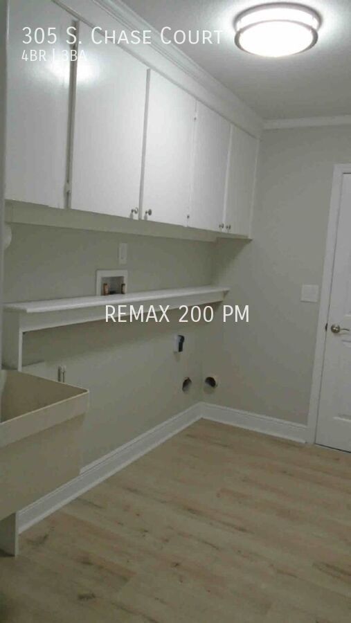 Building Photo - 305 S Chase Ct