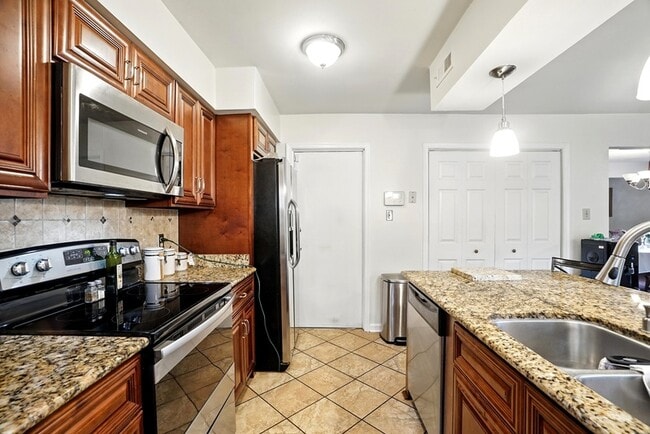 Building Photo - 1308 Summerset Ct