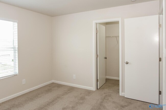 Building Photo - 204 Farmington Dr