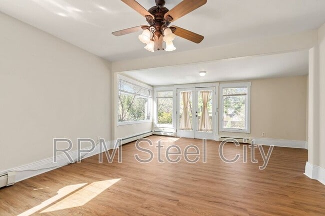 Building Photo - 2125 N Grand Ave