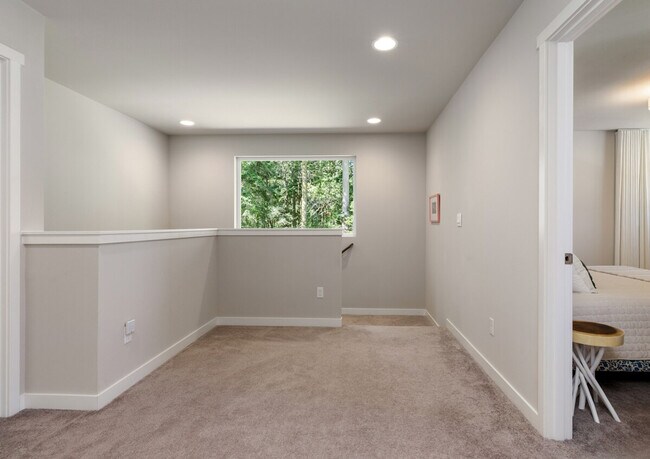 Building Photo - 2934 SW Crestwood Dr