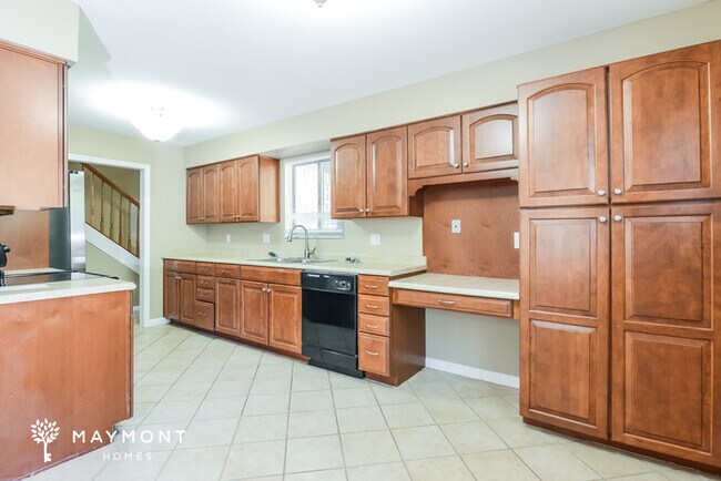 Building Photo - Spacious 4 Bedroom Home