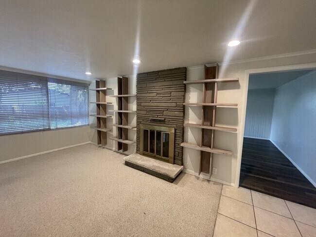 Building Photo - 1576 E Lakewood Dr