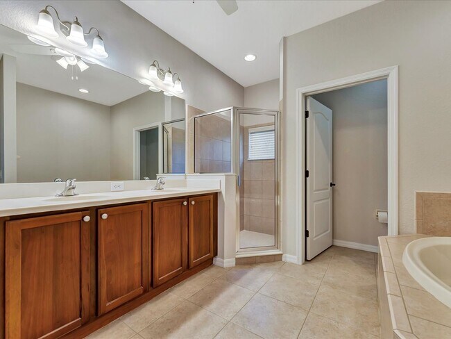 Building Photo - Pristine 4 bed/ 2 bath Annual Rental in Stoneybrook of Venice